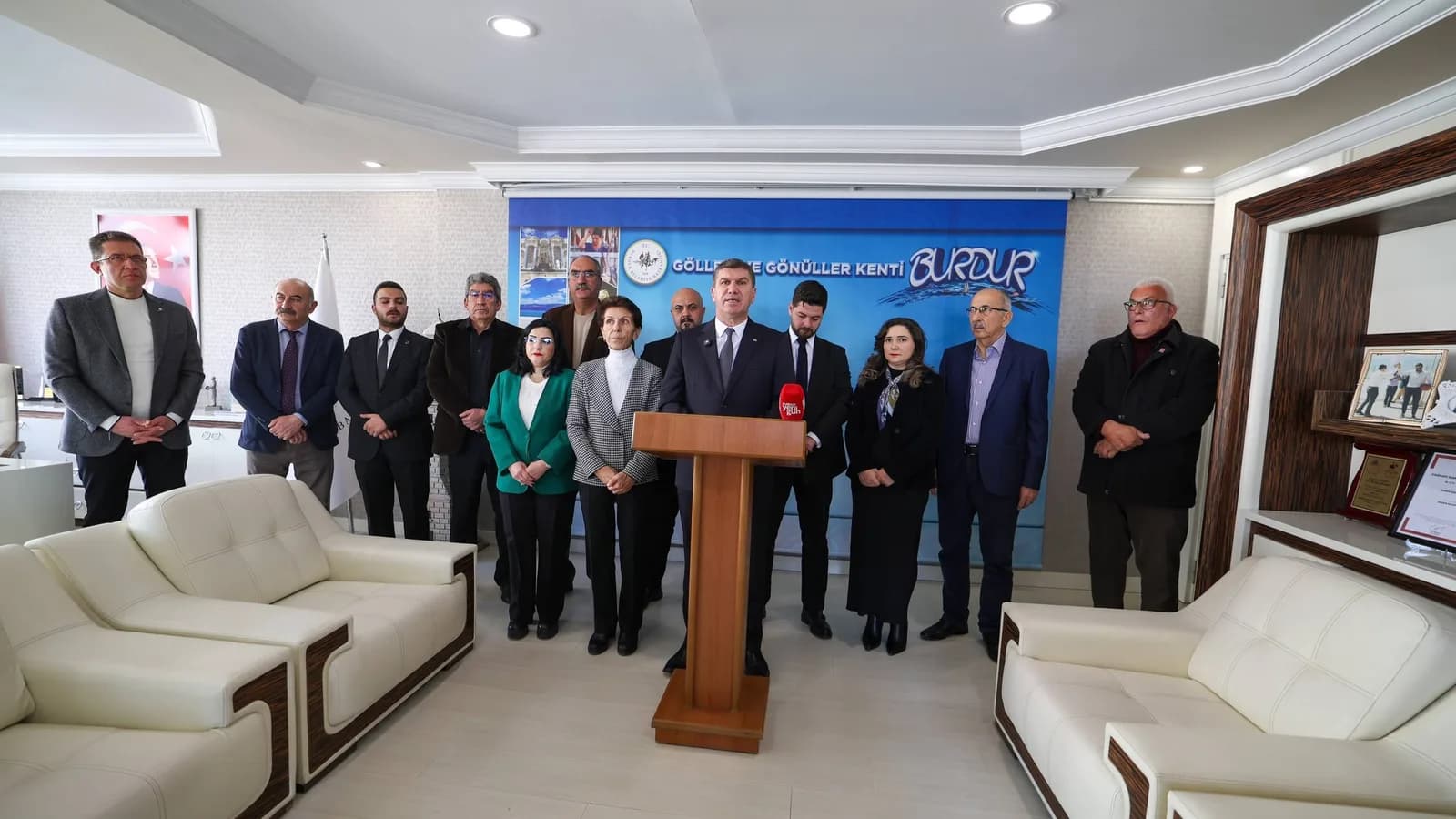 Bucak'ta hareketli dakikalar! Çöken bina sonrası seferber oldular